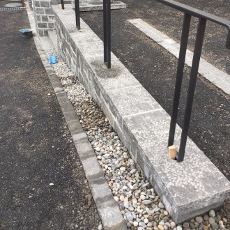 Couvertines de mur fraisées, taillées grossièrement