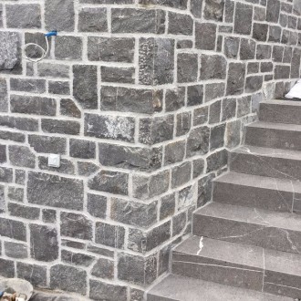 Eglise à Buochs, pierres de murs, marches d'éscalier flamméés