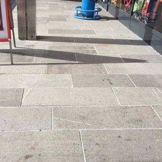 Dalles de revêtement pour sols flammées