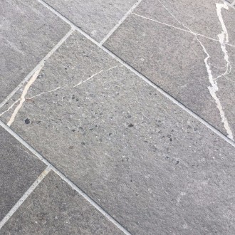 Dalles de revêtement pour sols flammées