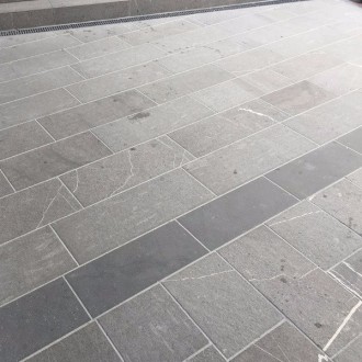 Dalles de revêtement pour sols flammées