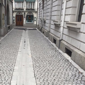 Caniveaux surface fraisée au diamant, flammée et des pavés flammés