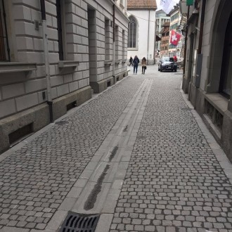 Caniveaux surface fraisée au diamant, flammée et des pavés flammés