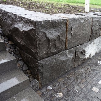 Blocs / Pierres d'ornement clivés grossièrement spéc.