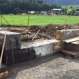 Blocs / Pierres d'ornement clivés grossièrement spéc.