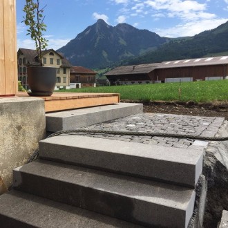 Marches d'escalier flammées, pavés