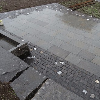 Dalles de revêtement pour sols flammées et pavés