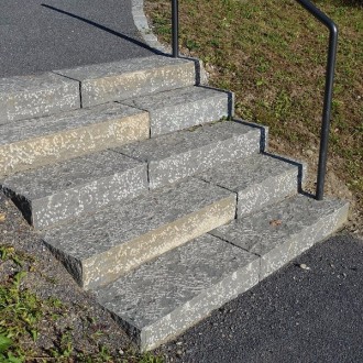 Marches d'escalier / blocs d'escalier, clivés, taillés grossièrement