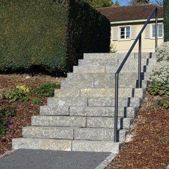 Marches d'escalier / blocs d'escalier, clivés, taillés grossièrement