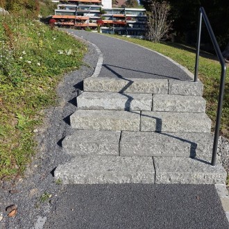 Marches d'escalier / blocs d'escalier, clivés, taillés grossièrement