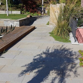 Dalles de revêtement pour sols flammées