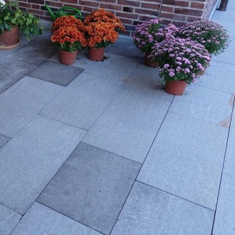 Dalles de revêtement pour sols flammées