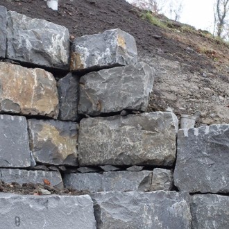 Pierres d'ornement clivées grossièrement H = 40 cm