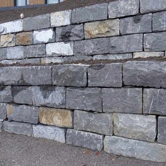 Pierres d'ornement clivées grossièrement H = 40 cm