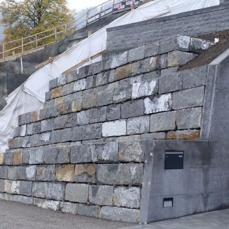 Pierres d'ornement clivées grossièrement H = 40 cm