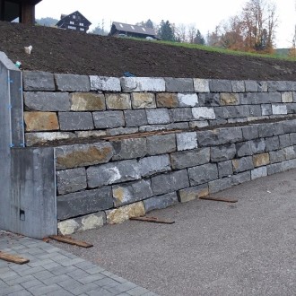 Pierres d'ornement clivées grossièrement H = 40 cm