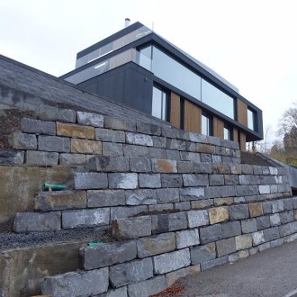 Pierres d'ornement clivées grossièrement H = 40 cm