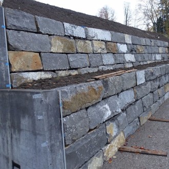 Pierres d'ornement clivées grossièrement H = 40 cm