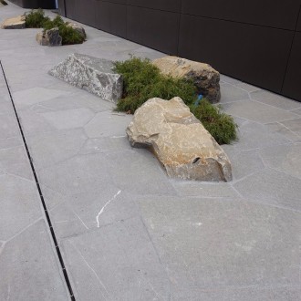 Dalles polygonales et blocs d'ornement non travaillées