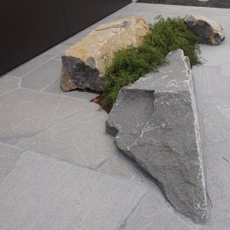 Dalles polygonales et blocs d'ornement non travaillées