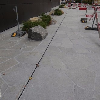 Dalles polygonales et blocs d'ornement non travaillées