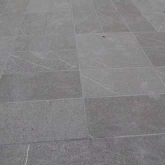 Dalles de revêtement pour sols flammées