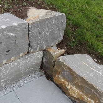 Blocs clivées grossièrement H = 40 cm