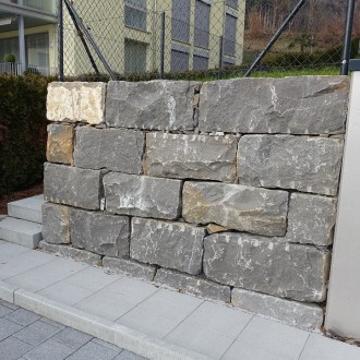 Blocs clivées grossièrement H = 40 cm