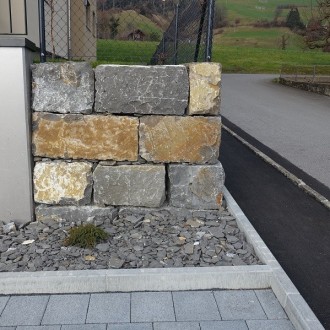 Blocs clivées grossièrement H = 40 cm