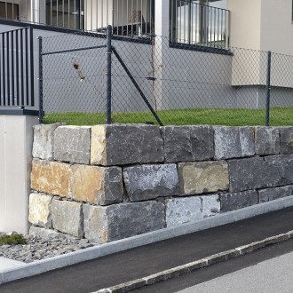 Blocs clivées grossièrement H = 40 cm