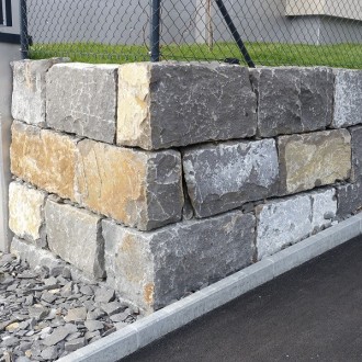 Blocs clivées grossièrement H = 40 cm