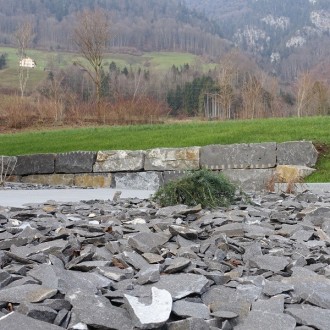 Blocs clivées grossièrement H = 40 cm