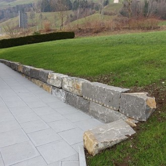 Blocs clivées grossièrement H = 40 cm