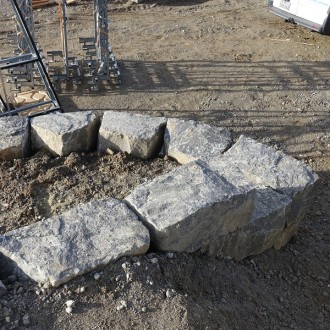 blocs clivées grossièrement H = 50 cm