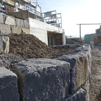 blocs clivées grossièrement H = 50 cm
