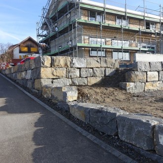 blocs clivées grossièrement H = 50 cm