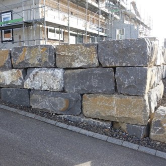 blocs clivées grossièrement H = 50 cm