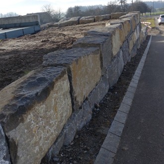 blocs clivées grossièrement H = 50 cm