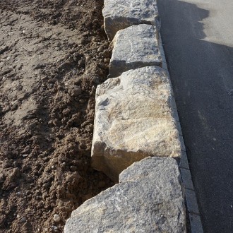 blocs clivées grossièrement H = 50 cm