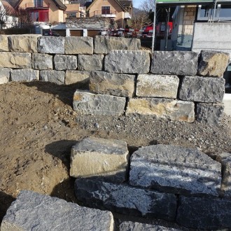 blocs clivées grossièrement H = 50 cm