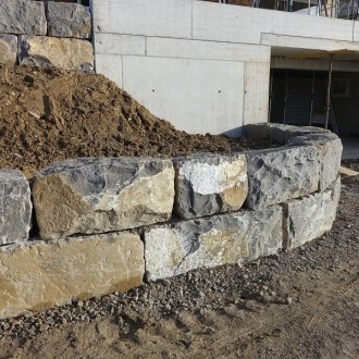 blocs clivées grossièrement H = 50 cm