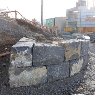 blocs clivées grossièrement H = 50 cm