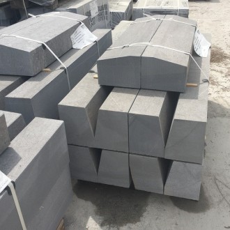 Les bordures de trottoir sont prêtes à charger