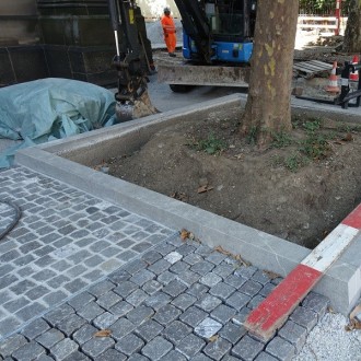 Des pavés 8/11 et des bordures de trottoir, flammées