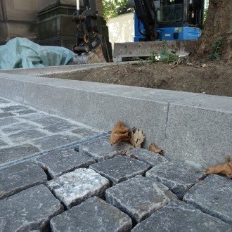 Des pavés 8/11 et des bordures de trottoir, flammées