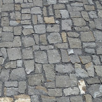 Pavés irréguliers grands,
Toutes les faces refendues