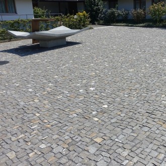 Pavés irréguliers grands,
Toutes les faces refendues