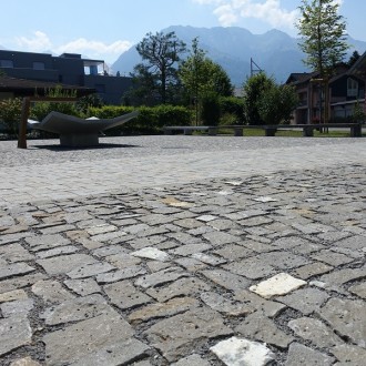 Pavés irréguliers grands,
Toutes les faces refendues et pavés irréguliers spécials, surface: abrasée, flammée, h = 7 - 9 cm 