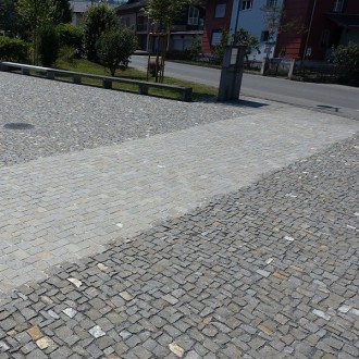 Pavés irréguliers grands,
Toutes les faces refendues et pavés irréguliers spécials, surface: abrasée, flammée, h = 7 - 9 cm 