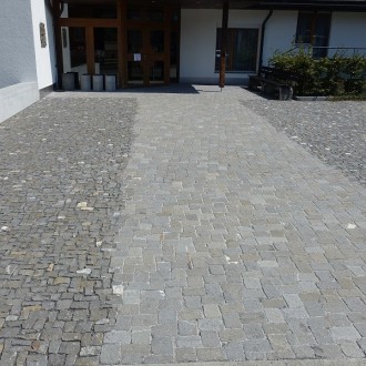 Pavés irréguliers grands,
Toutes les faces refendues et pavés irréguliers spécials, surface: abrasée, flammée, h = 7 - 9 cm 
